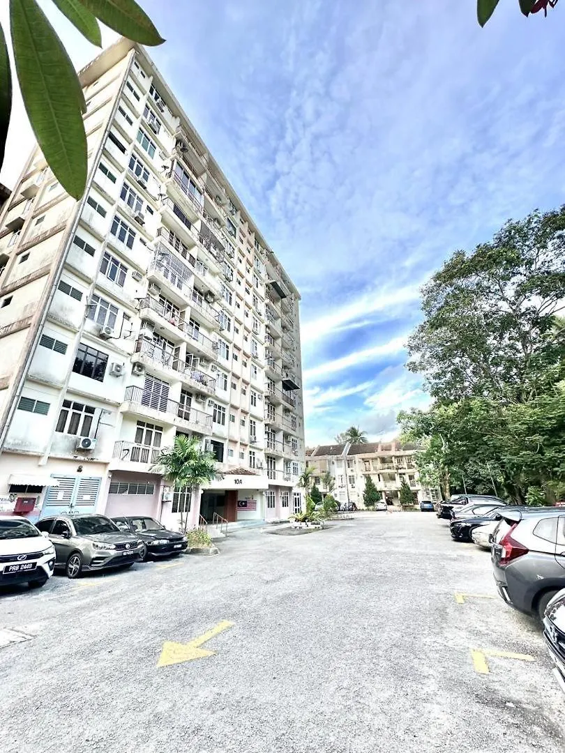 De One Homestay Bayu Emas Near Beach Batu Ferringhi Apartment