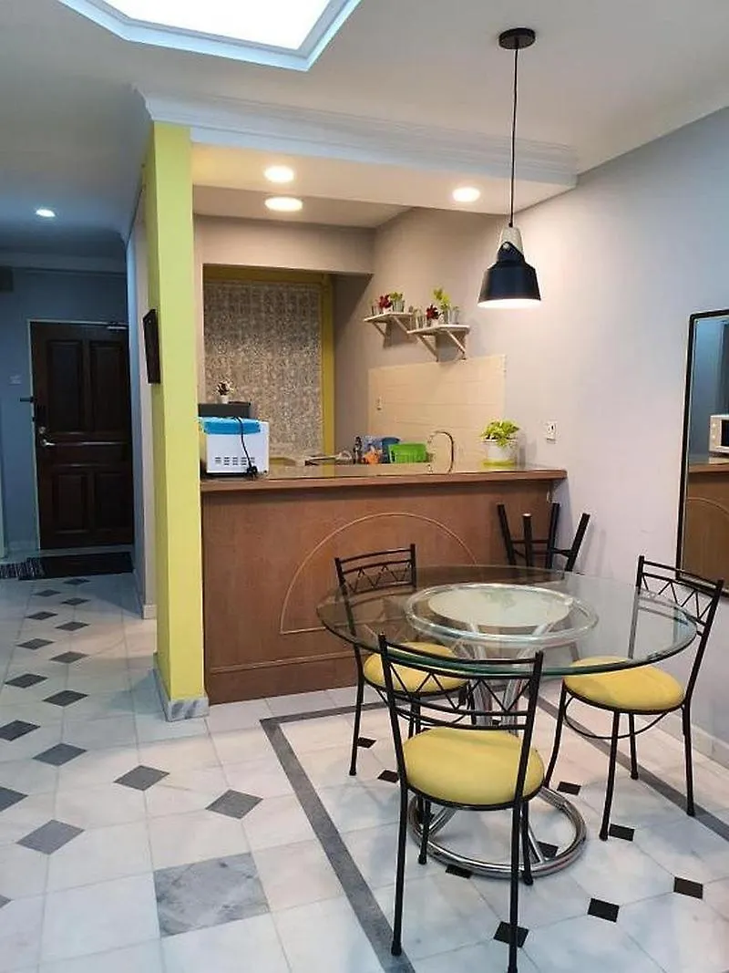 De One Homestay Bayu Emas Near Beach Batu Ferringhi Apartment